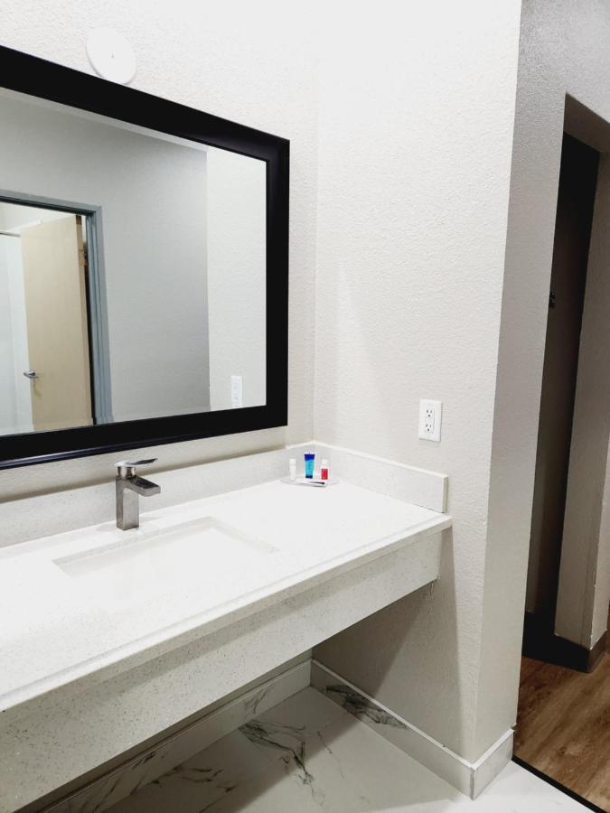 Days Inn & Suites By Wyndham Corpus Christi Central Екстер'єр фото