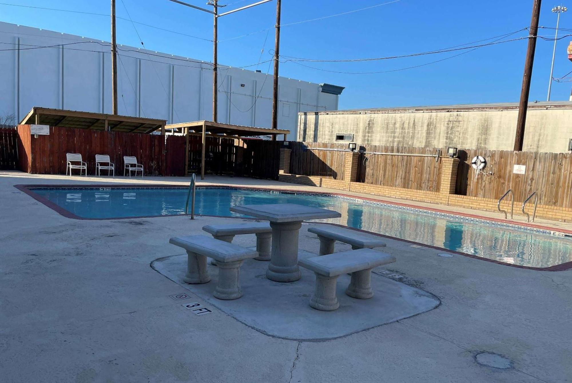 Days Inn & Suites By Wyndham Corpus Christi Central Екстер'єр фото